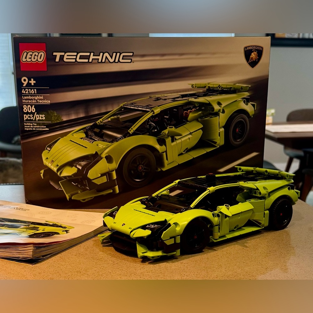 Lego Technic Lamborghini Huracán Tecnica 42161 - Picture 8 of 9